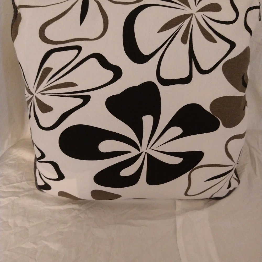 Outdoor/ Indoor Black,‎ white, brown Accent Pillow